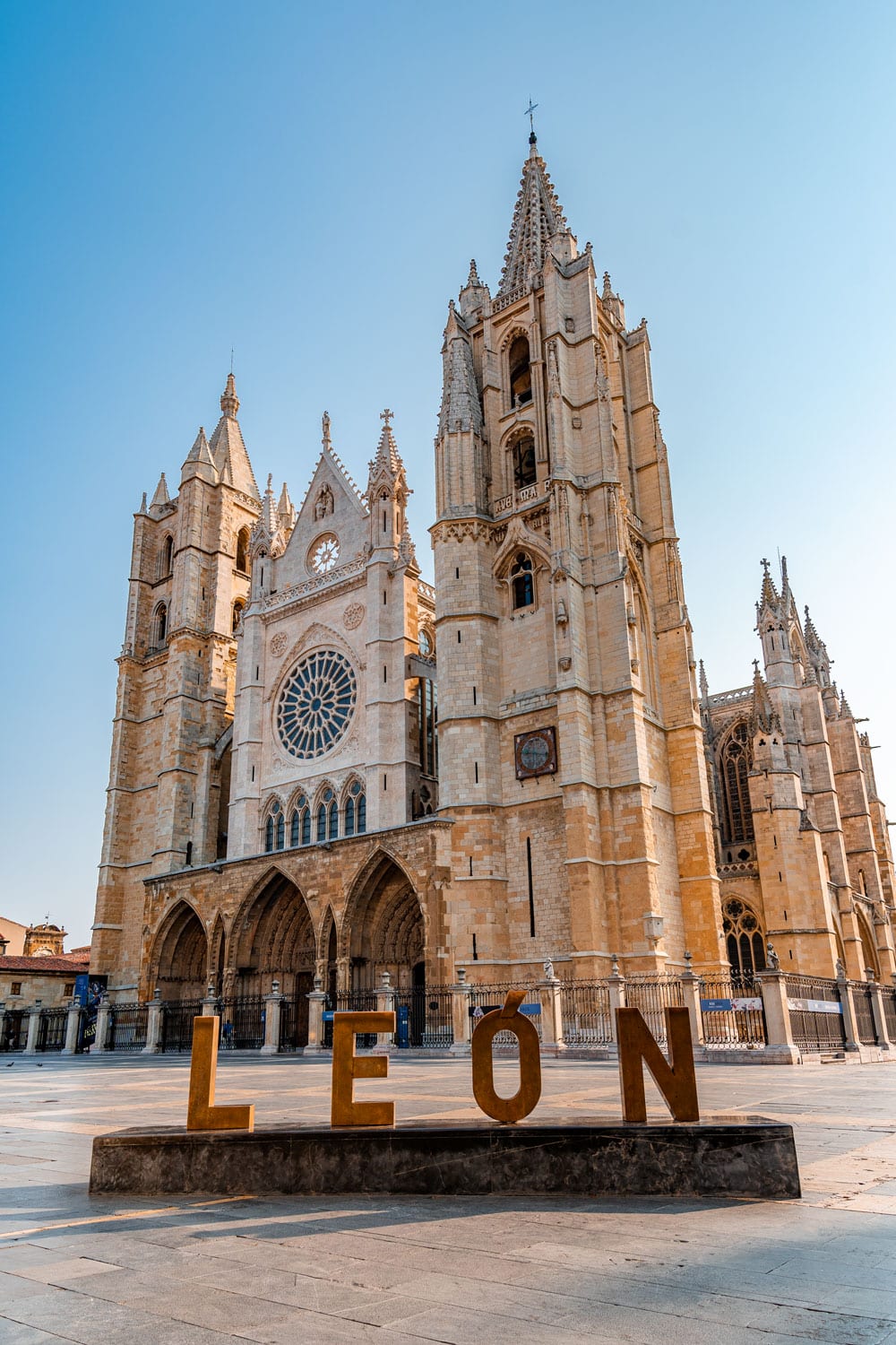 City of Leon letter and Cathedral on the background