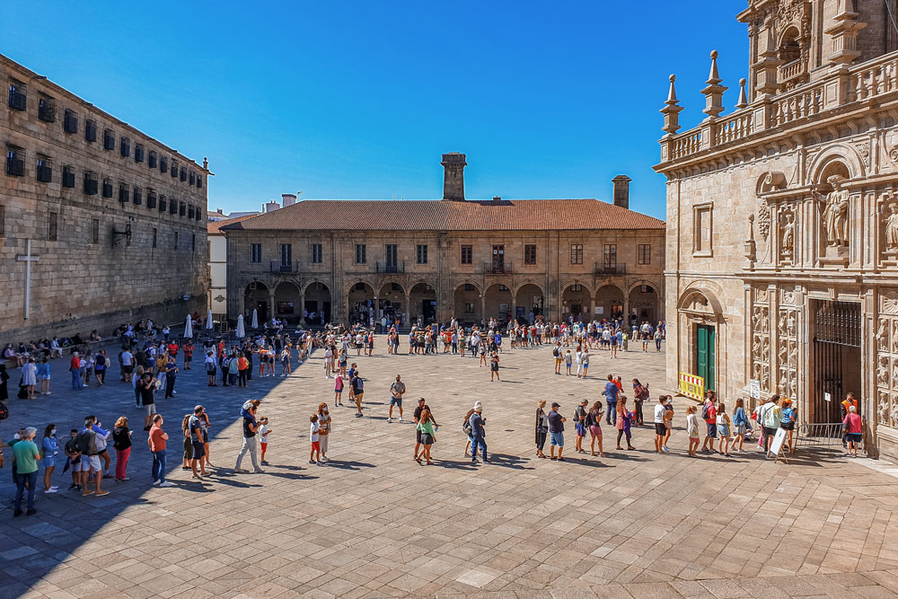 People queueing at the Praza da Quintana de Vivos Plaza