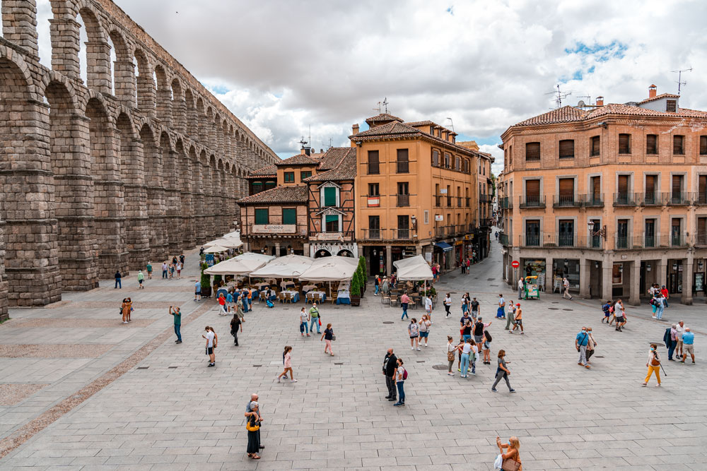 Azoguejo Square next to the Aqueduct