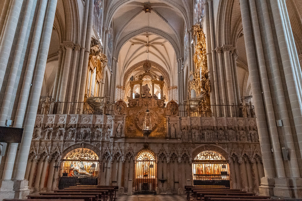 Vaulted ceiling, high altar and reja of the main chapel