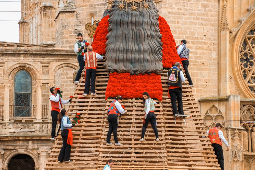 Dressing the Virgin Mary with flowers