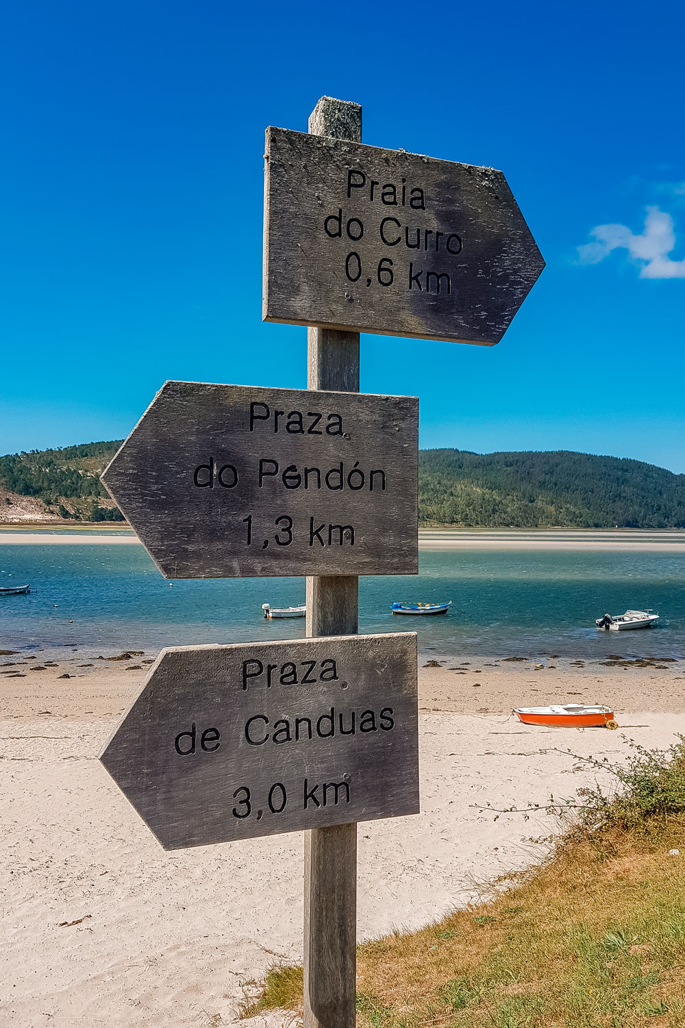 Signpost in Galician and Spanish language