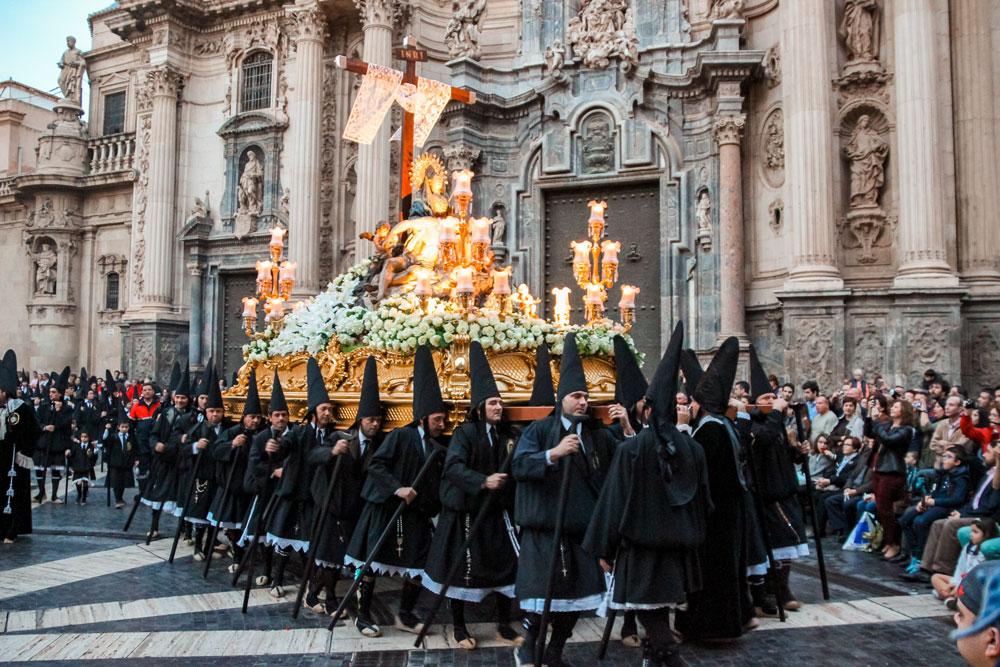 Large float with cross carried by men