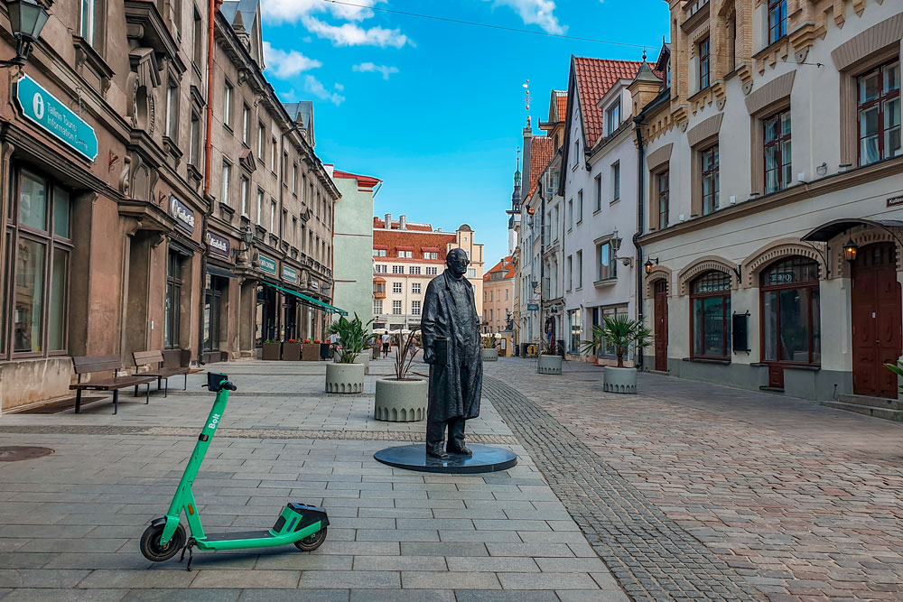 Bolt Green Scooter on the street in the Old Town