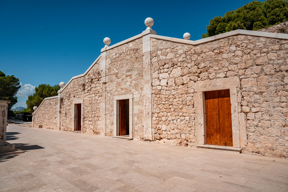 Entrance to the castle archeological museum.