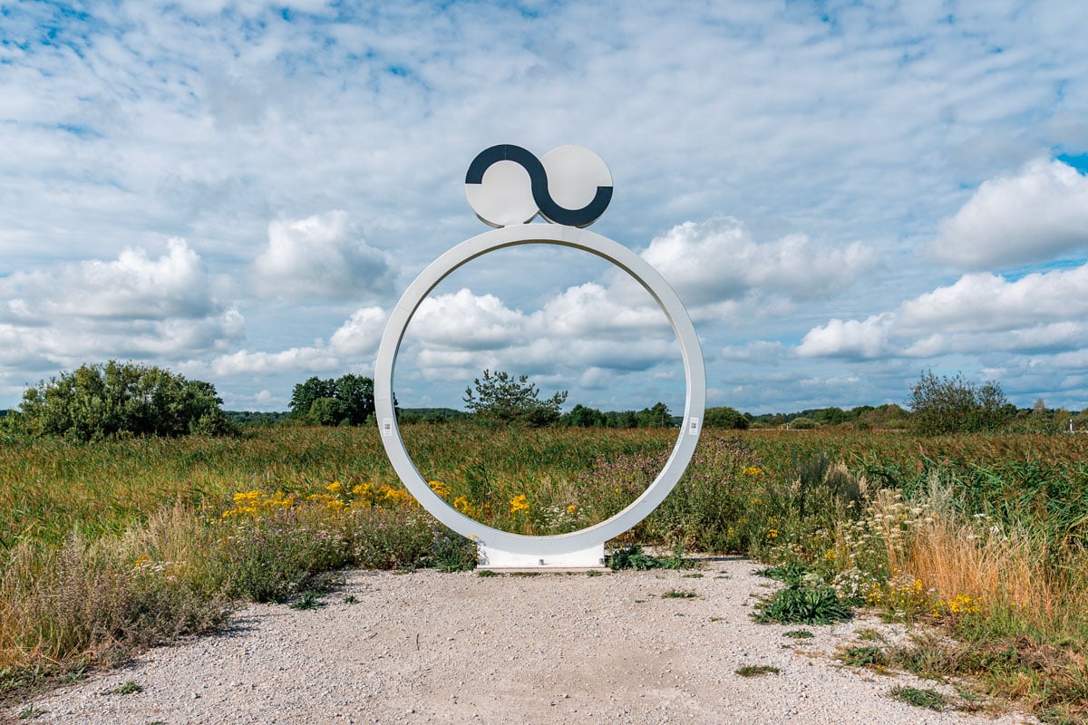 Ö/Õ letter statue on the Kuressaare-Kuivastu road.