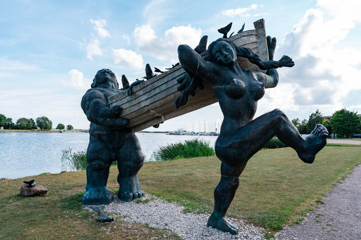 Statue of Great Tõll and Piret (Suur Tõll ja Piret).